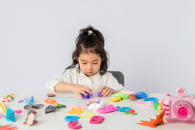 正在做手工的小姑娘实拍图