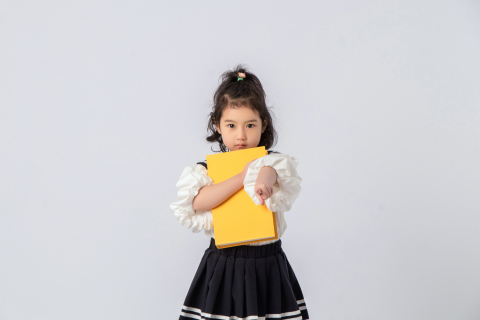 百褶裙可爱女孩动态手势实拍图