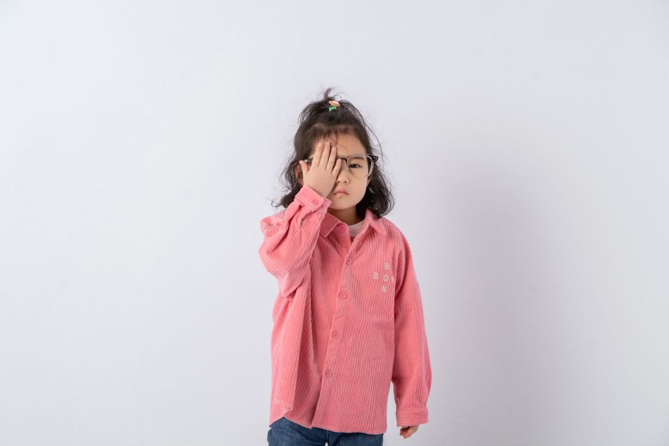 女孩课间眼保健操实拍图