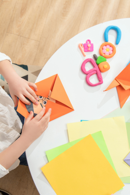 俯拍橙色卡纸折纸游戏高清图