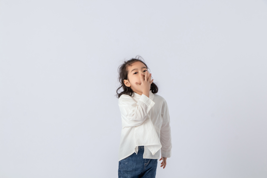 捂嘴偷笑的可爱宝宝实拍图版权图片下载