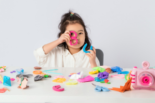 手拿英文字母B的小姑娘实拍图