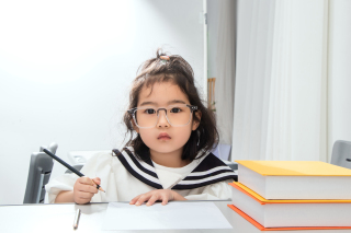 手握笔看镜头的宝宝高清图