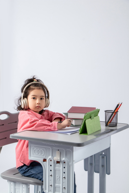 上网课的小女孩实拍图