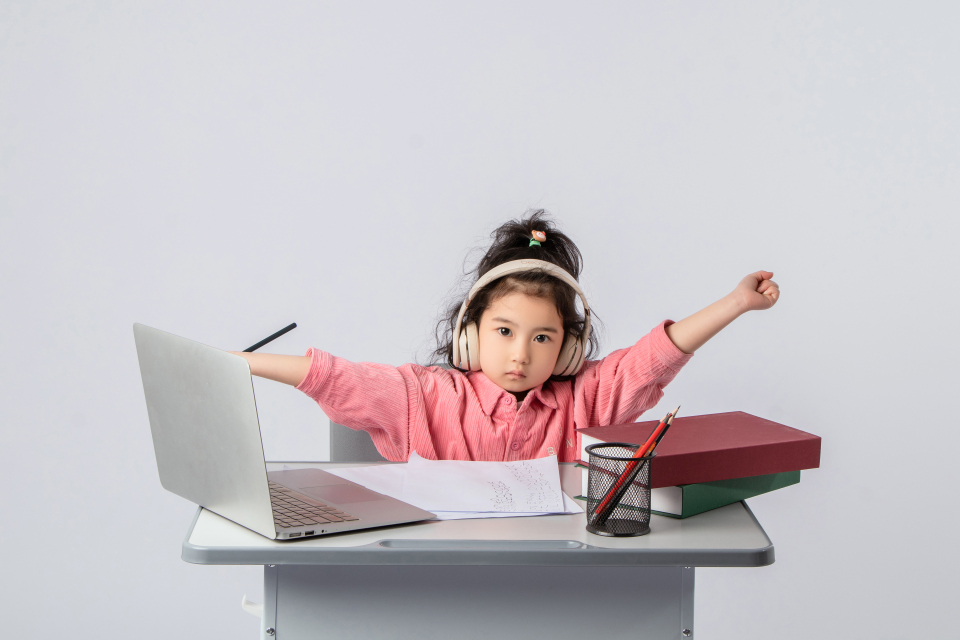 课间休息的小姑娘高清图