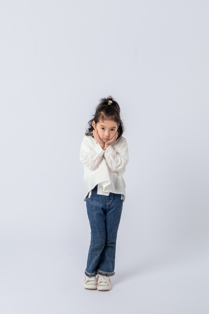 双手托腮害羞的女孩实拍图