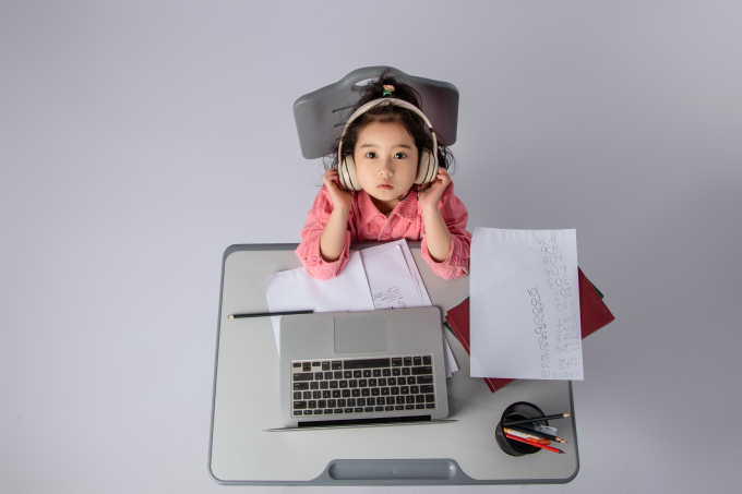 俯拍上网课的小学生高清图