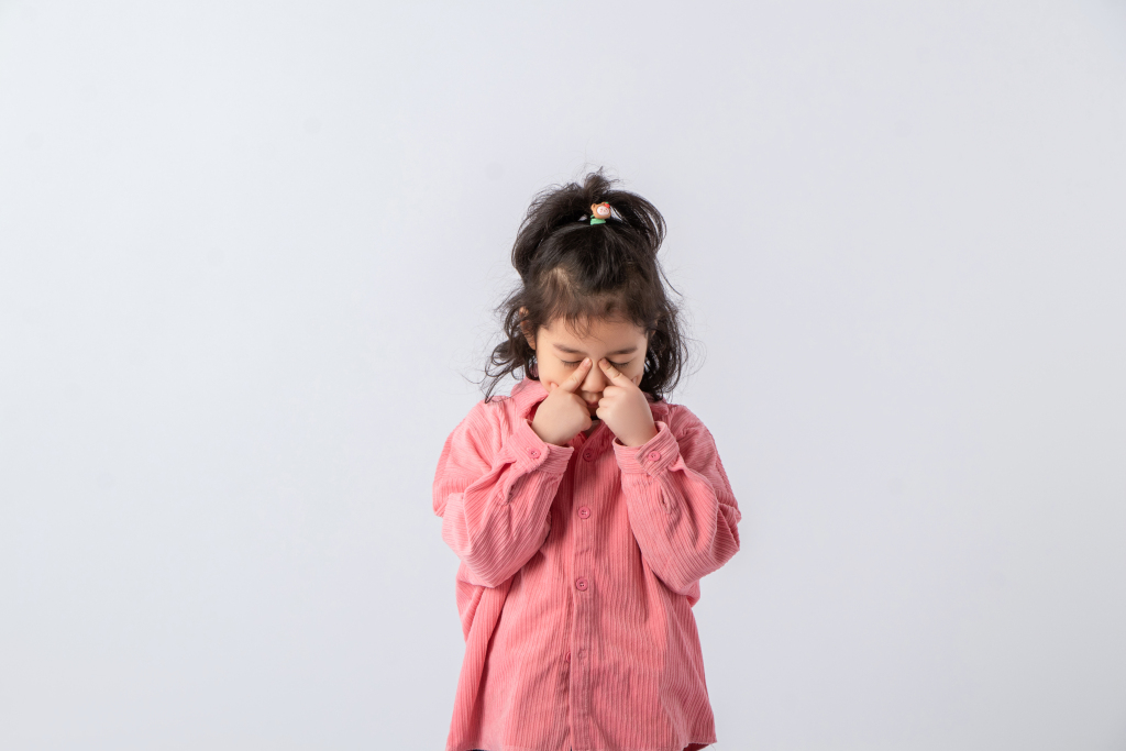 双手按摩眼镜儿童护眼实拍图版权图片下载