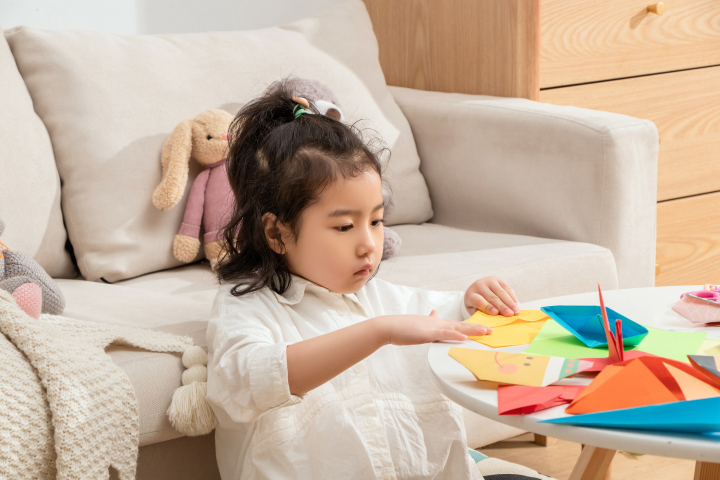 开发智力儿童玩具折纸高清图版权图片下载