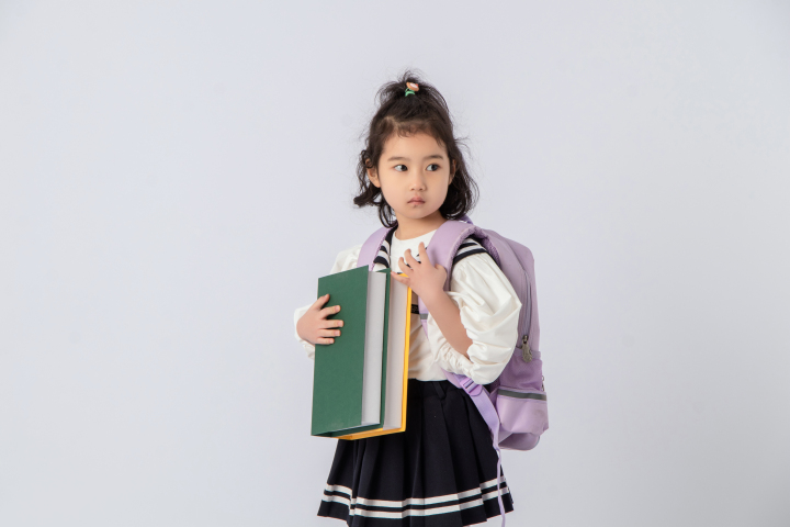 绿皮图书可爱女孩背包上学实拍图版权图片下载