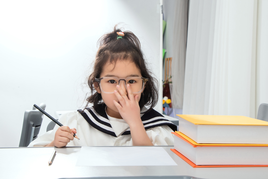 女童手扶眼镜实拍图版权图片下载