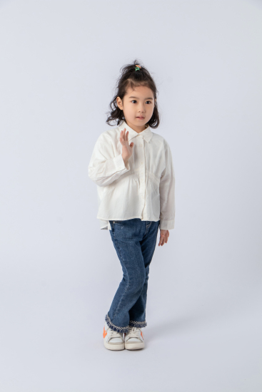 开心打招呼的小女孩实拍图