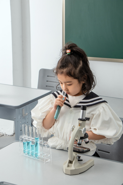 小女孩教室科学实验显微镜观察实拍图
