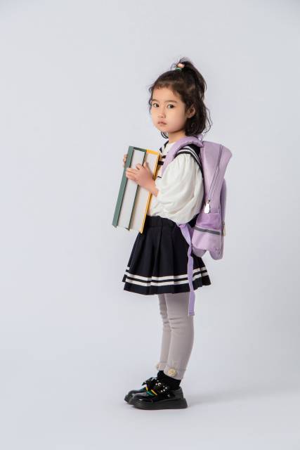 怀抱书籍去校园可爱女孩实拍图