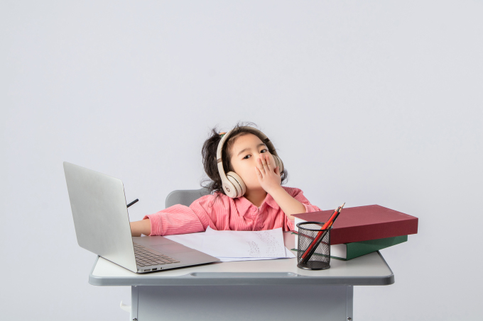 学习疲惫打哈欠的小女孩实拍图