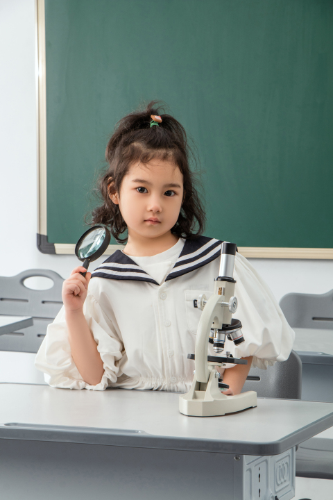 小女生放大镜显微镜探索实拍图版权图片下载