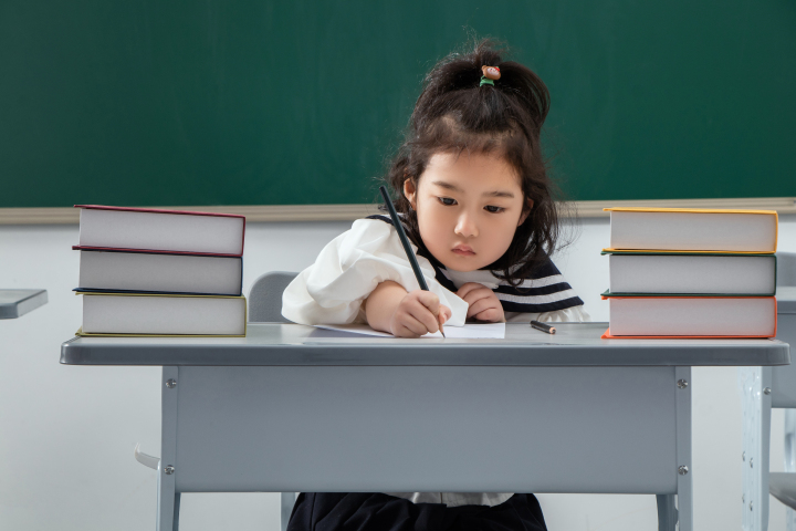 认真书写的小女孩高清图版权图片下载