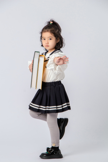 可爱小学生上学全身站姿实拍图