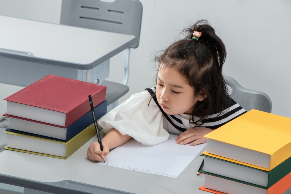 正在写字的可爱宝宝高清图