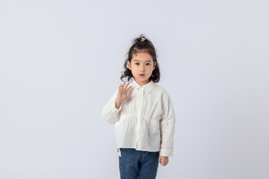 漂亮的女宝宝摆手近景实拍图版权图片下载