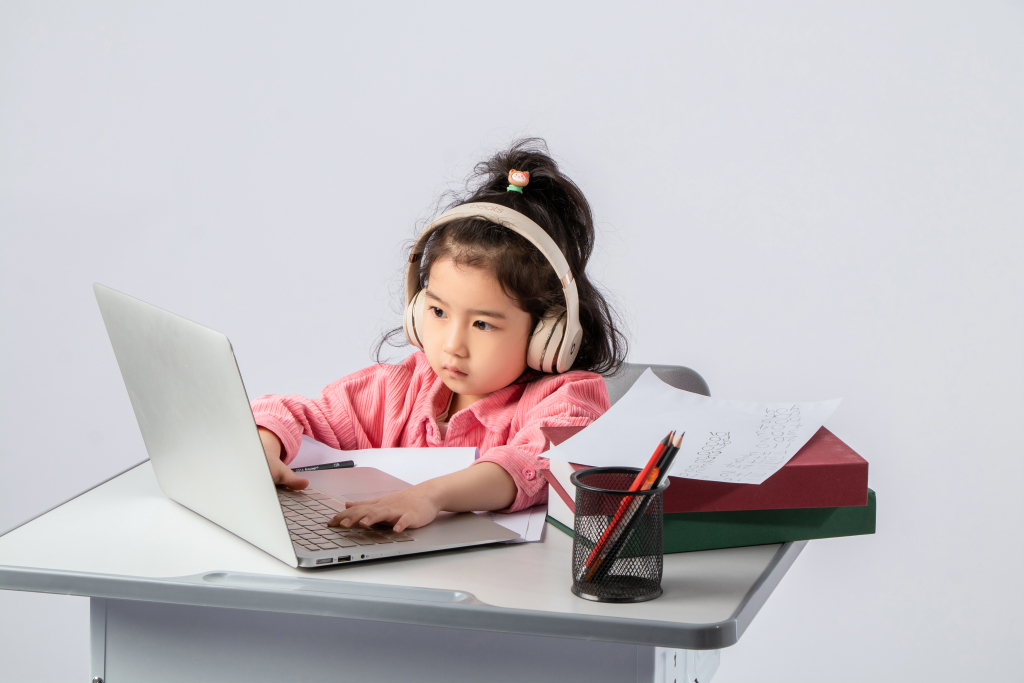 回答老师问题的学生实拍图版权图片下载