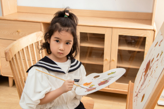 手拿调色盘绘画女孩正面图