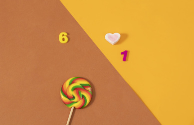 61儿童节彩色棒棒糖爱心糖实拍图