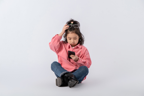 手扶眼镜玩手机图片