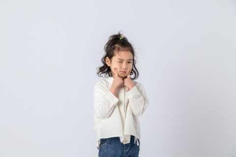 调皮小孩眯一只眼可爱实拍图