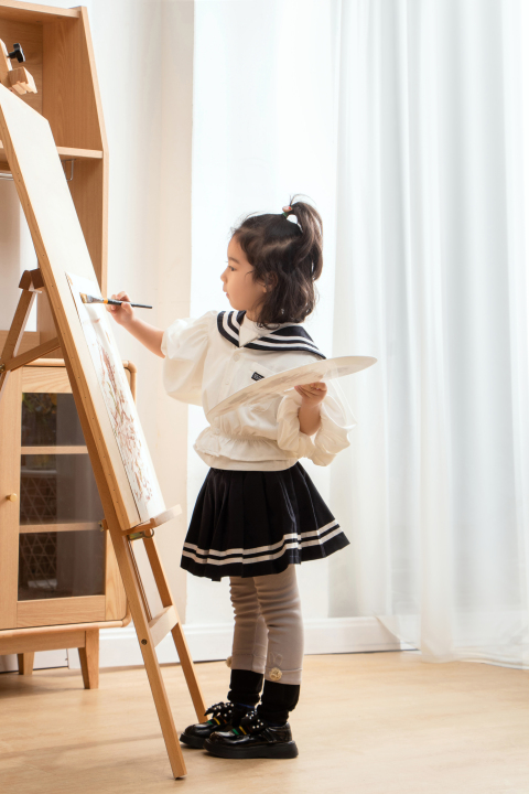 站立绘画的可爱女孩高清图版权图片下载