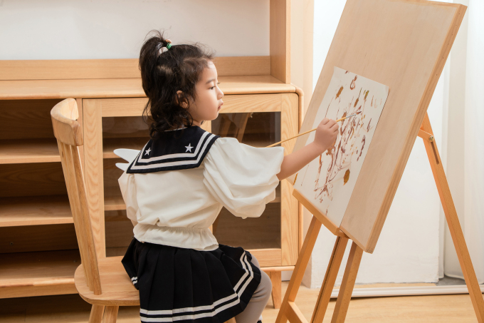 小女孩画板绘画实拍图