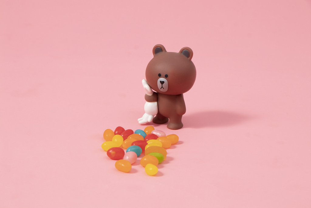 可爱治愈小孩摆件彩虹糖实拍图版权图片下载