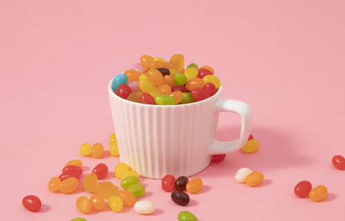 彩虹软糖装满竖条纹杯子实拍图