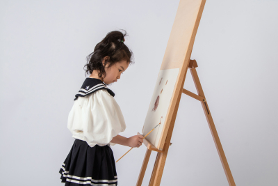 画板前画油画的女孩图