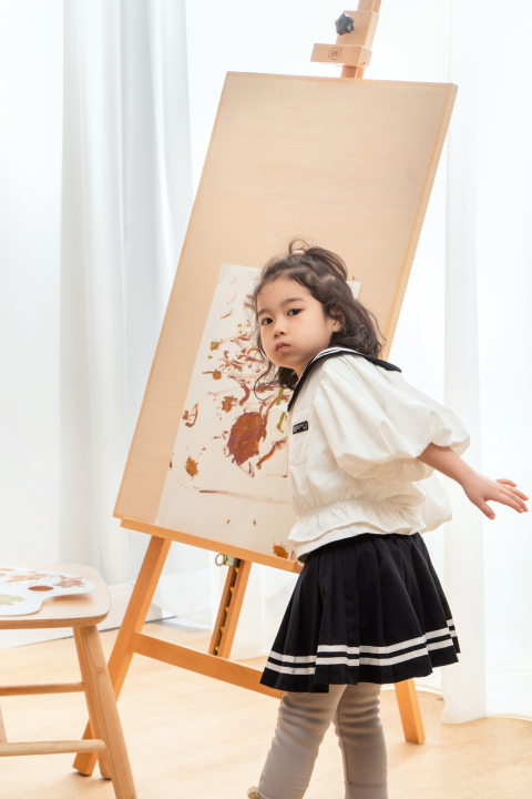 画板前的儿童绘画高清图版权图片下载