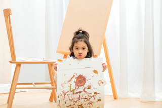 手拿绘画作品展示高清图