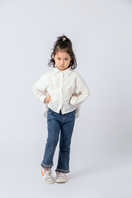 气鼓鼓的小女生高清图