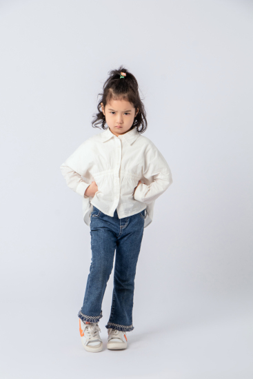 气鼓鼓的小女生高清图