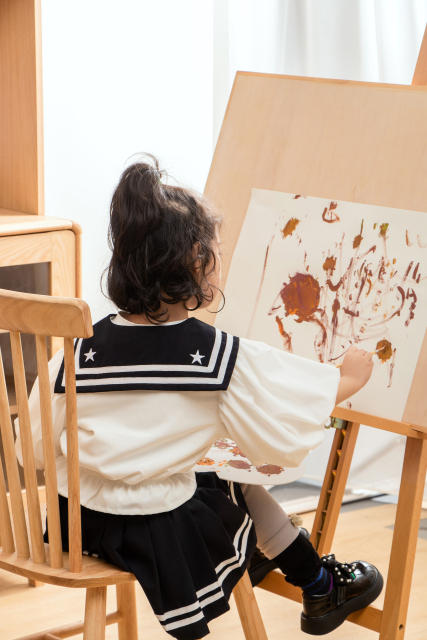 高马尾女孩画板绘画图片