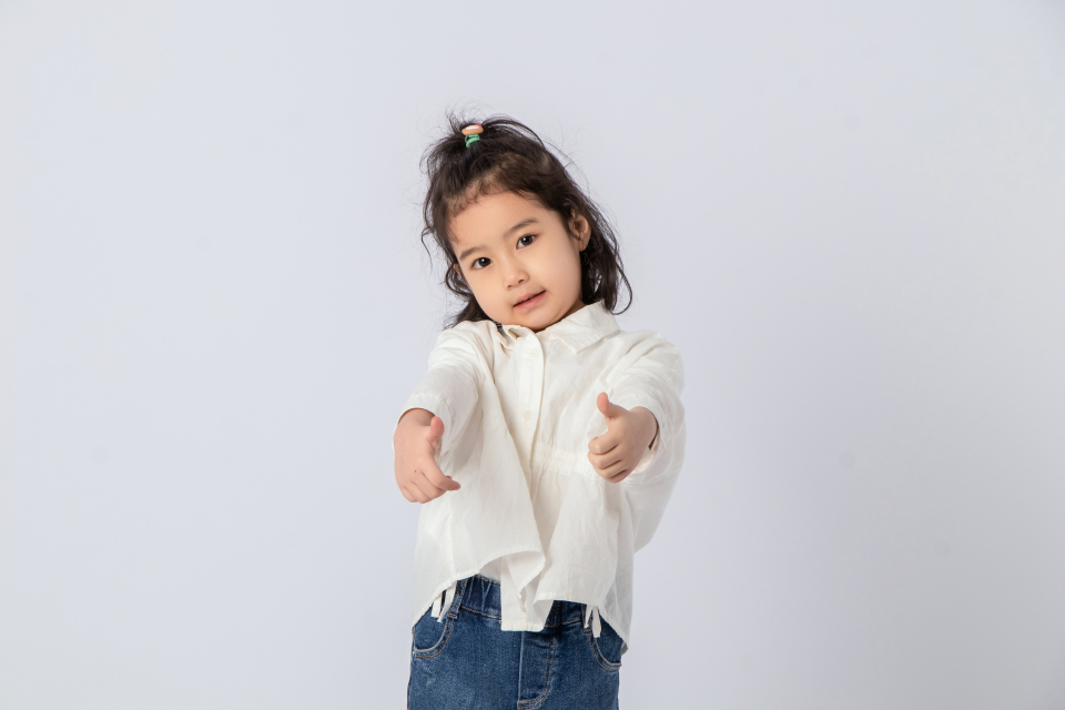 向你点赞的乖巧宝宝高清图