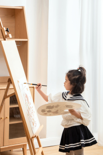 站立绘画手拿调色盘实拍图