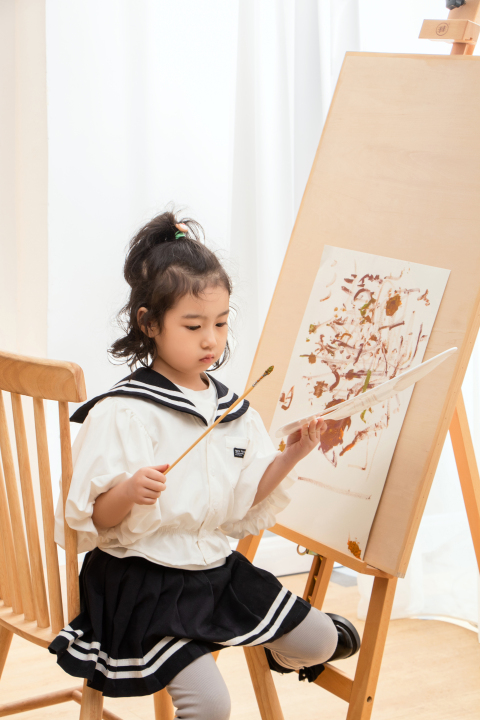 儿童绘画画板作画实拍图版权图片下载