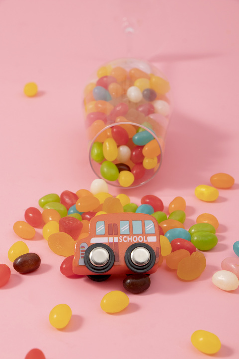 彩色玩具积木小车罐装彩虹糖实拍图版权图片下载