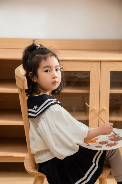 可爱小女孩绘画侧面图