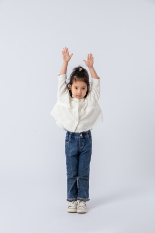 高举双手可爱女宝高清图