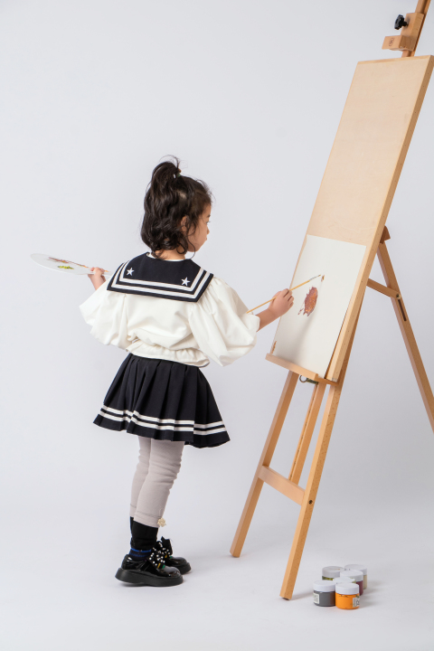 美术课画画的可爱女孩图版权图片下载