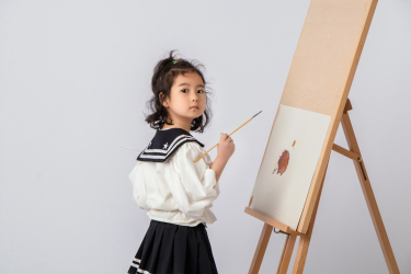 美术班绘画的小女孩图
