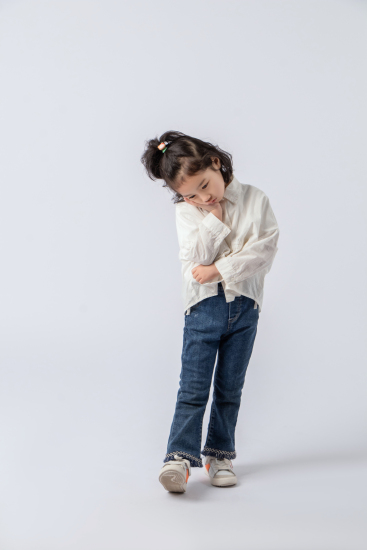 低头看脚尖沉思的小朋友实拍图