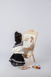 油彩画课程女孩画画图