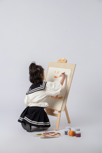 油彩画课程女孩画画图